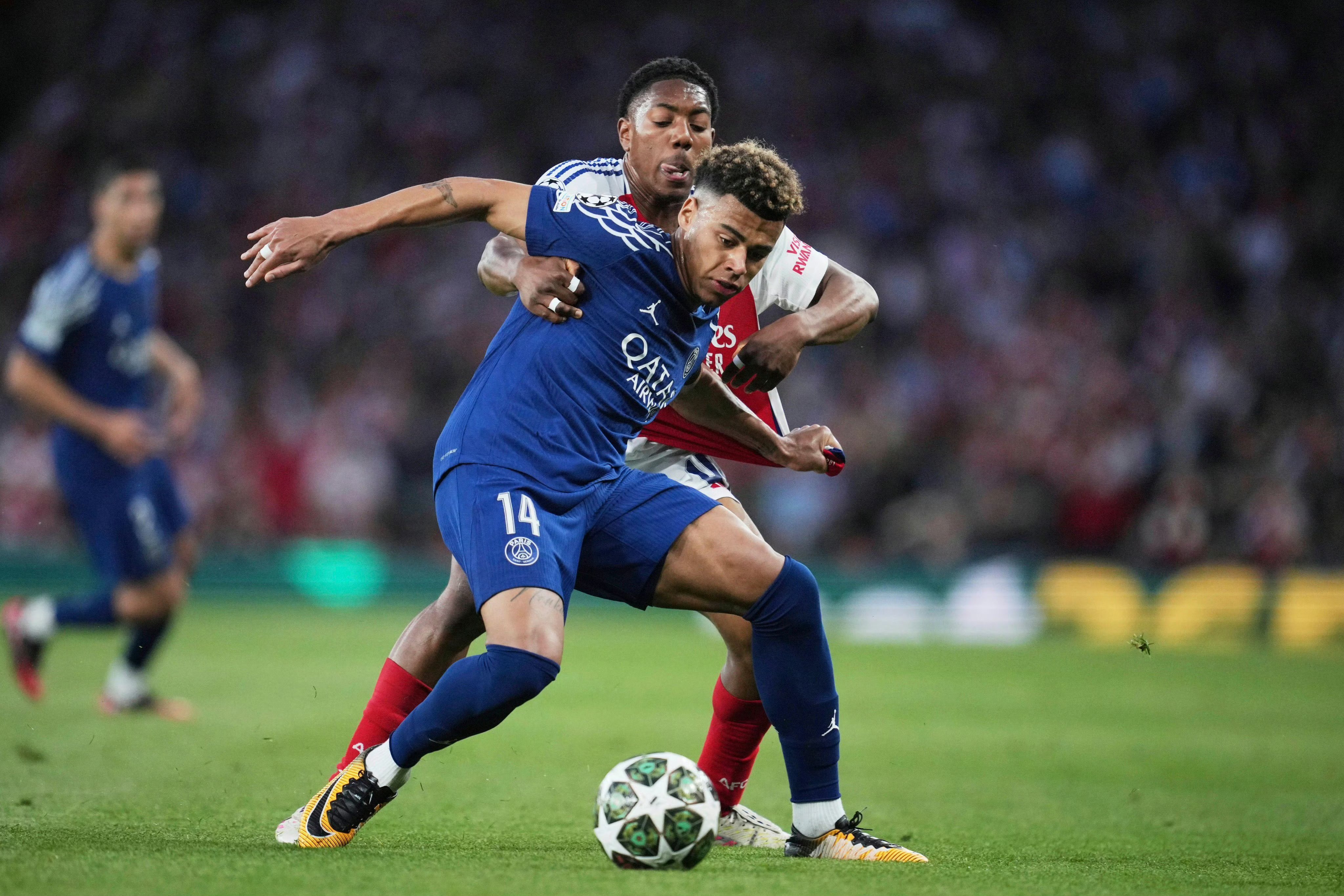 曼城巴黎前锋齐破门,轻松击败对手